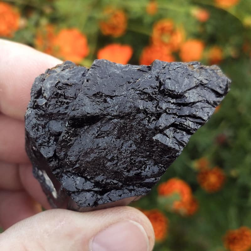 باریت سیاه؛ کریستال بلوری جنس نرم شکننده مناسب نمای ساختمان