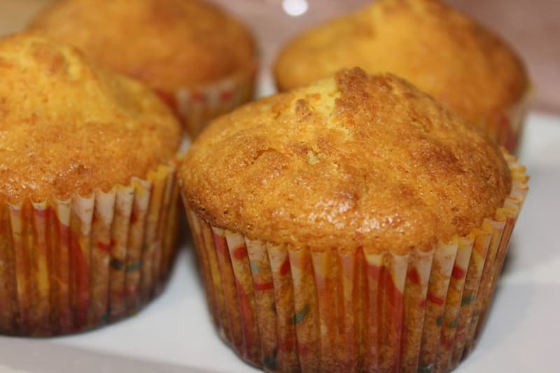 کیک یزدی پرتقالی؛ نرم اسفنجی حاوی پروتئین ویتامین C (گرد مستطیلی)