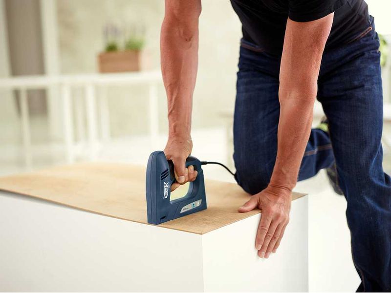 میخ و منگنه کوب برقی؛ ارگونومیک سبک 220 ولتی ضد تعریق