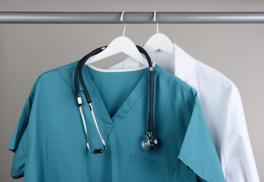 لباس بیمارستانی و گان؛ قابل شستشو یکبار مصرف 3 جنس ترگال تترون برزنت