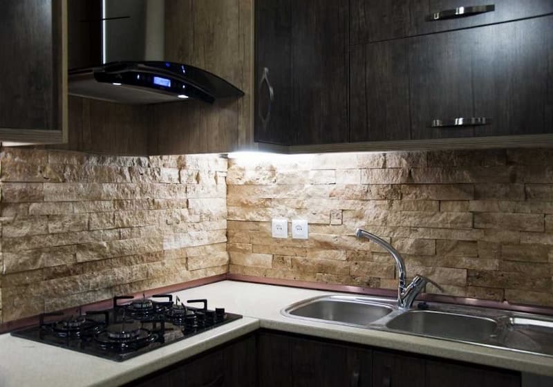 کاشی بین کابینتی بژ؛ ساده سه بعدی گلدار برجسته (چسبی دوغابی)