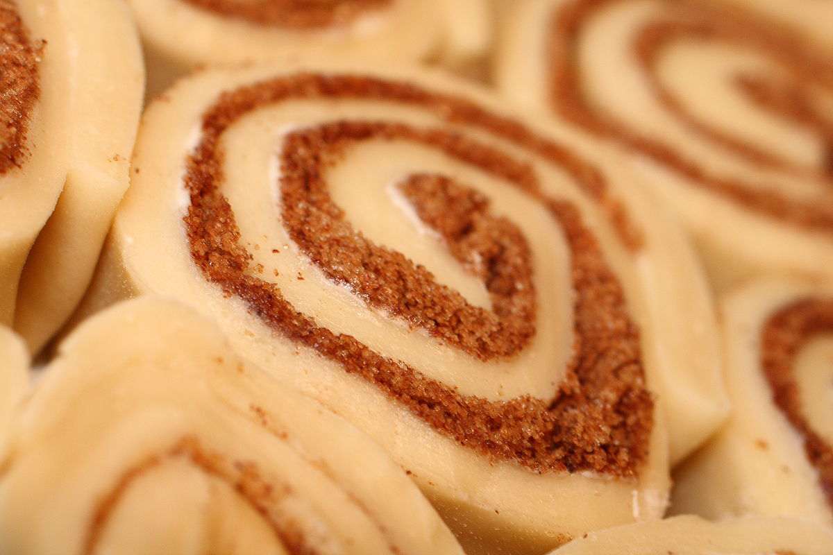 کلوچه دارچینی خانگی؛ قهوه ای اندازه متوسط بافت نرم 2 ترکیب شکر کره