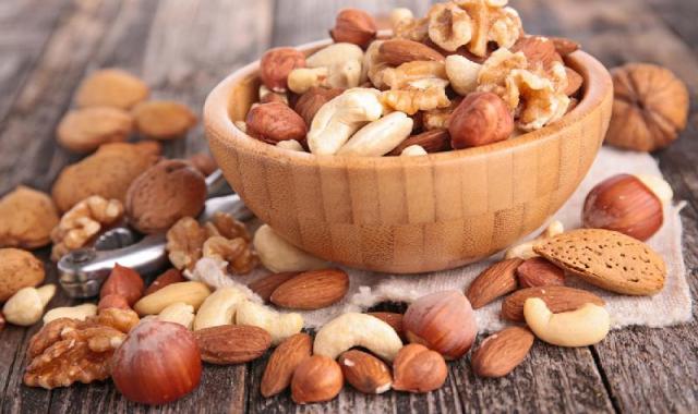 خشکبار یزد؛ پسته گردو بادام کاهش کلسترول خون حاوی Vitamin