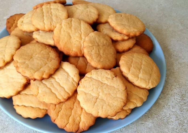 کلوچه سنتی هرمزگان؛ ترد معطر مناسب میان وعده ترکیب (آرد هل شکر)