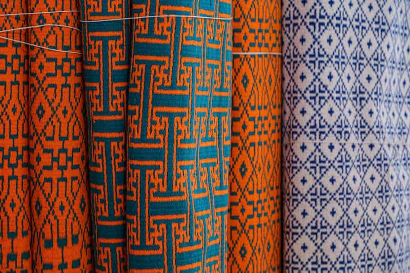 زیلو طرح؛ بافت نرم لطیف 2 طرح سنتی مینیمال رنگ (سرمه ای مشکی قرمز)