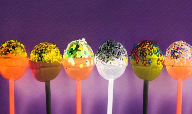 آبنبات چوبی انبه؛ تنقلات شیرین گوی مارپیچی 25 گرمی