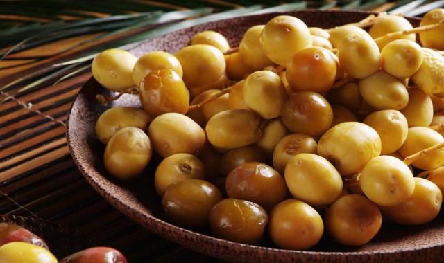 خرمای هلیله؛ خارک نارس زرد گرد بیضی مواد مغذی (آهن کلسیم)