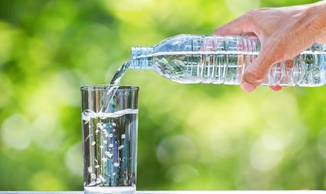 آب معدنی کوچک تکی؛ سالم طبیعی خاصیت سم زدایی مواد معدنی Calcium