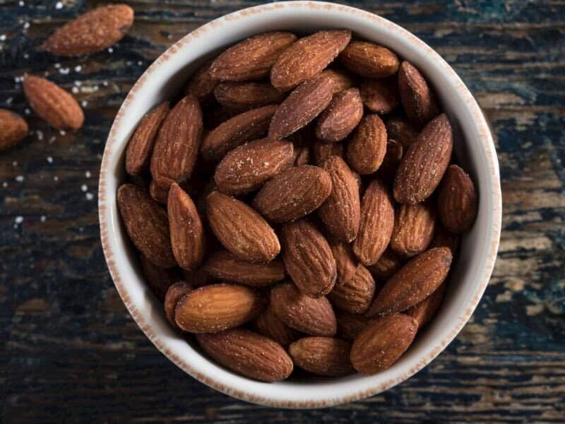 بادام درختی نمکی (خشکبار) سفید گرم مامایی تلخ حاوی Protein