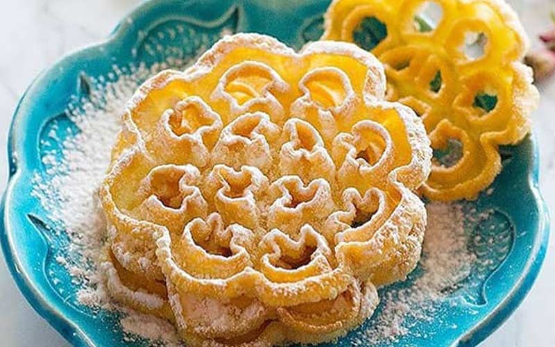 شیرینی پنجره ای یزدی؛ رنگ کرمی بافت ترد مناسب (پذیرایی سوغات)