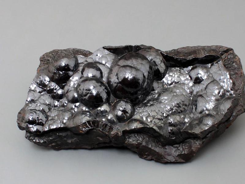 سنگ هماتیت (حدید) قرمز سیاه مناسب ساخت جواهرات حاوی 70 درصد iron