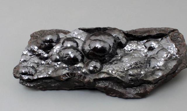 سنگ هماتیت (حدید) قرمز سیاه مناسب ساخت جواهرات حاوی 70 درصد iron