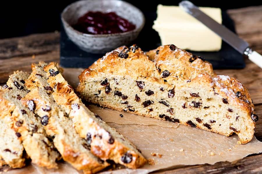 کیک سنتی هلر؛ شکلاتی خامه ای کشمشی حاوی کلسیم Vitamin D