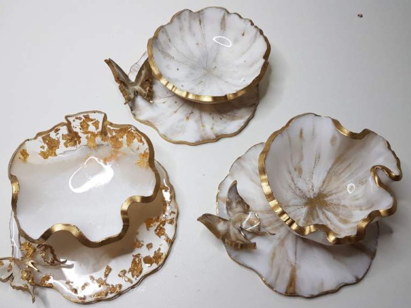 ظروف پذیرایی رزینی؛ نشکن آینه کاری شده 2 رنگ سفید طوسی وزن 1 کیلو گرم