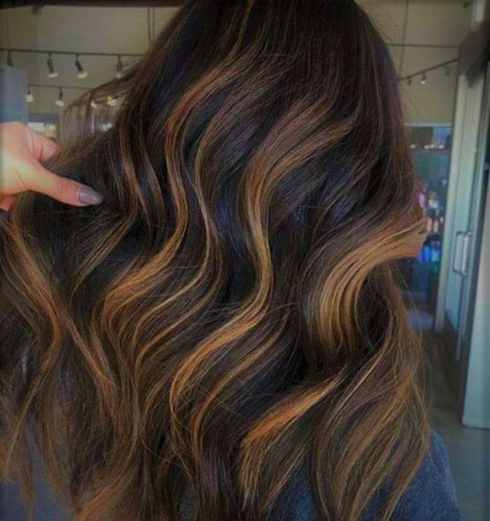 رنگ مو نسکافه ای؛ روشن تیره دارای تناژ گرم 2 نوع دودی عسلی شیری