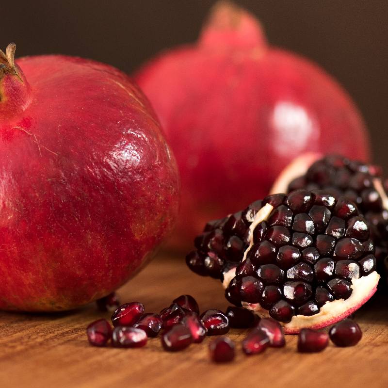 انار دانه سیاه نیریز؛ طبع سرد درمان یبوست حاوی folic acid