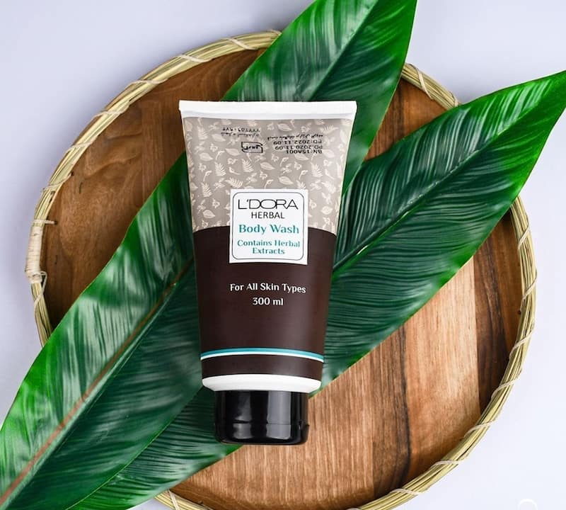شامپو بدن هربال لدورا؛ پاک کننده آبرسان مناسب انواع پوست LDORA