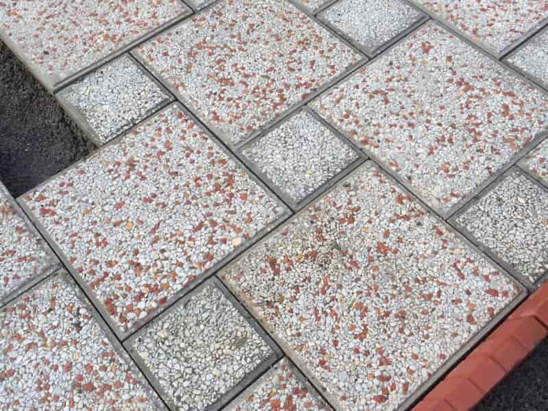 کاشی موزاییک کف حیاط؛ سیمانی سنگ دار شیاردار مقام برابر حرارت