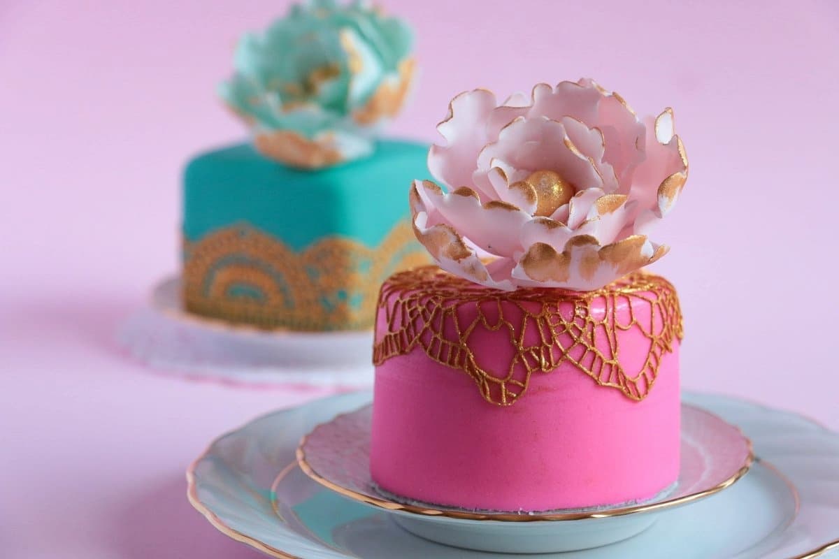 کیک تولد کوچک دونفره؛ طعم شکلاتی میوه ای وانیلی 500 کیلو گرم