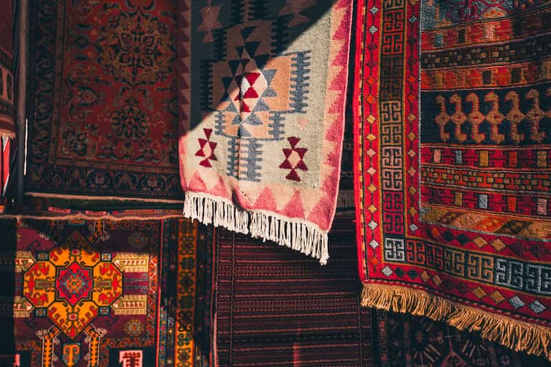 گلیم فرش قرمز مشکی؛ تزئینی ساده 2 جنس (پلی پروپیلن کنف)