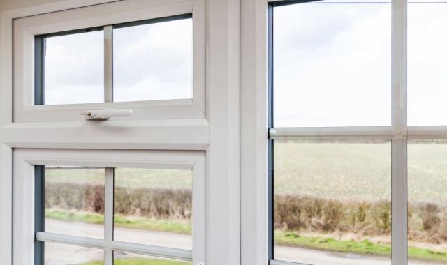 پنجره دوجداره برای تراس؛ دوحالته کشویی ثابت 3 جنس چوبی آهنی UPVC