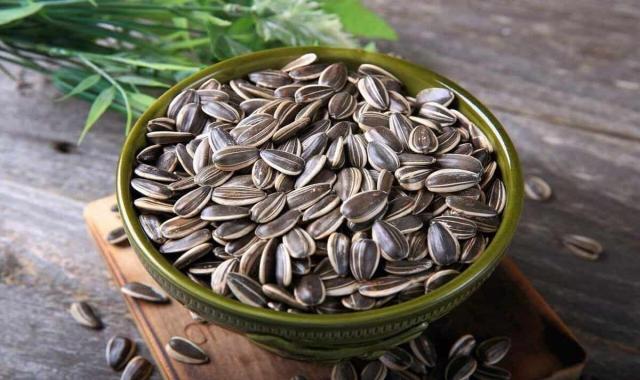 تخمه آفتابگردان تری گلیسیرید؛ خام بو داده 2 مدل شور گلپردار Triglyceride