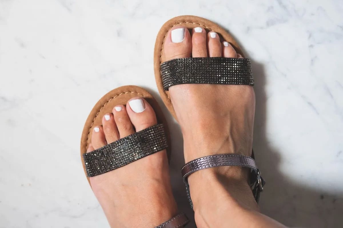 صندل هندی زنانه مجلسی؛ بندی منگوله دار رنگ (آبی قرمز زرد)