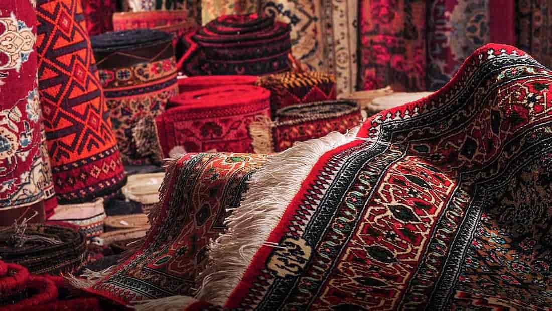 فرش ایرانی در انگلستان؛ ساده طرح دار جنس ( ابریشم پلی استر کتان)