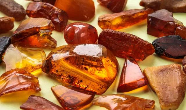 سنگ قیمتی کهربا؛ شفاف رگه دار 3 رنگ زرد نارنجی قهوه ای