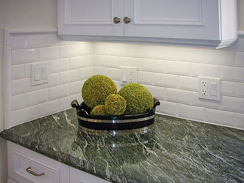 کاشی بین کابینتی برای آشپزخانه؛ طلایی سفید طرح موج دار تولید Iran