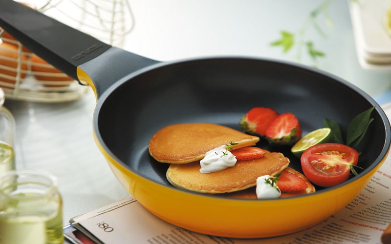 ظروف تفلون رنگی؛ لکه دار راه راه 3 رنگ آبی قرمز سیاه Teflon