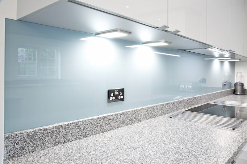 سرامیک شیشه ای بین کابینتی (کاشی) لعاب دار ساده دارای طرح رنگ متنوع