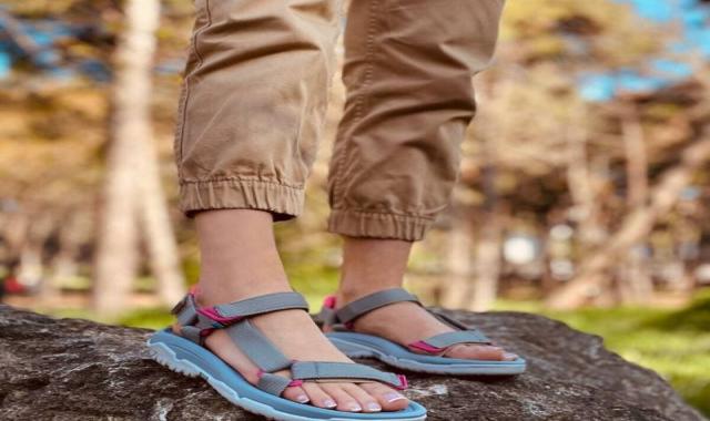 صندل کوهنوردی زنانه؛ قهوه ای طوسی قرمز مشکی (جلو بسته بند دار)