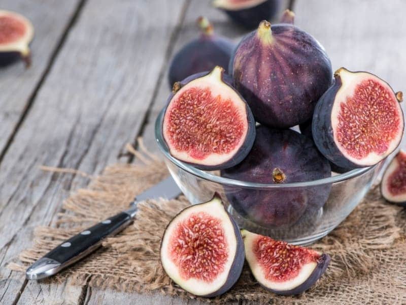 انجیر تازه برای یبوست؛ سیاه سفید حاوی فیبر منیزیم ویتامین (A C B)