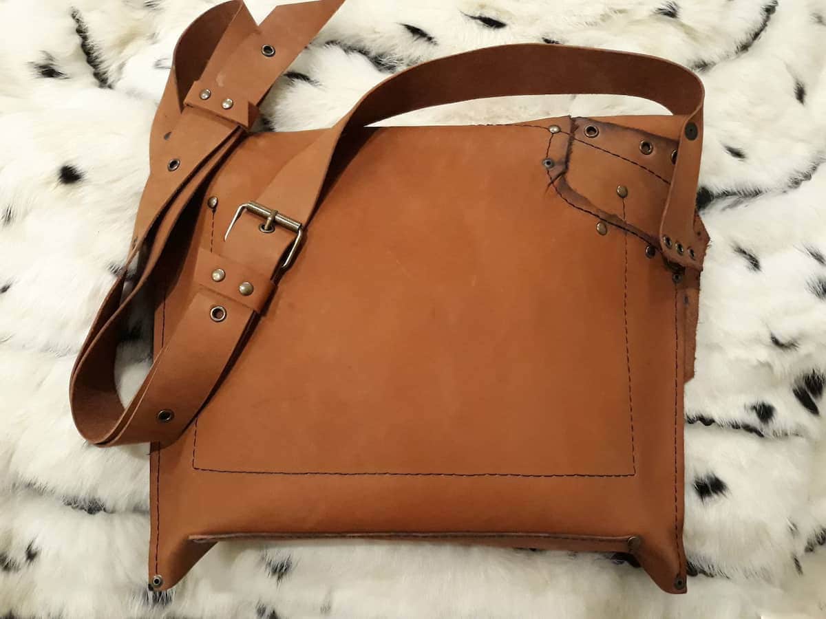 کیف چرم سنتی دست دوز؛ طبیعی مستحکم قهوه ای عسلی مشکی Iran