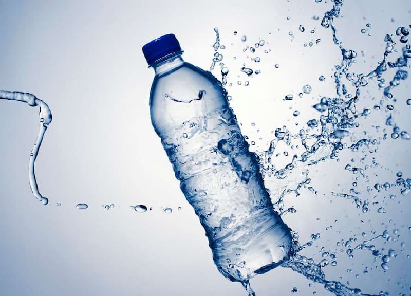 آب معدنی قله اصفهان؛ آشامیدنی شفاف بدون کلر حاوی کلسیم 1 لیتر