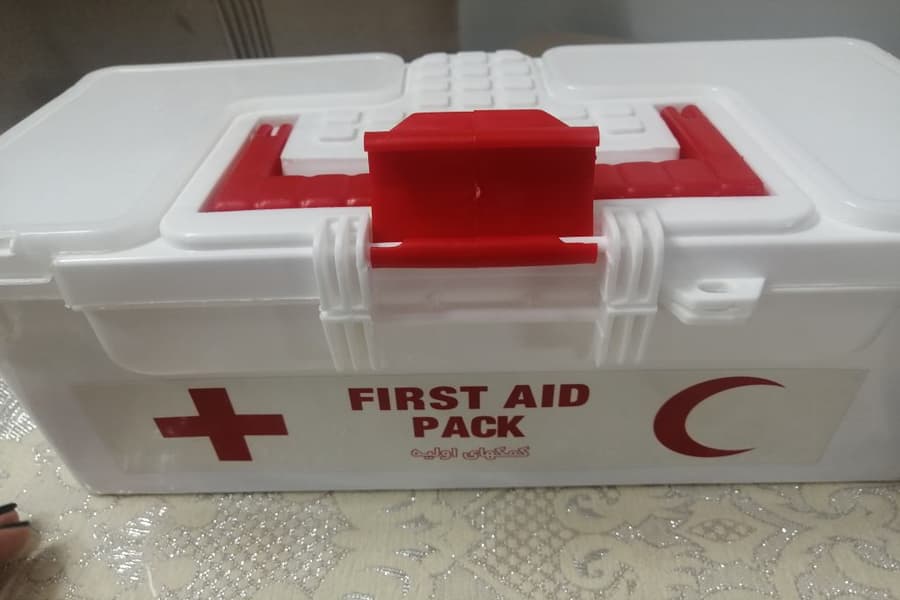 جعبه کمک های اولیه برای ماشین؛ دسته دار ساده حاوی بانداژ 0.67 کیلوگرمی