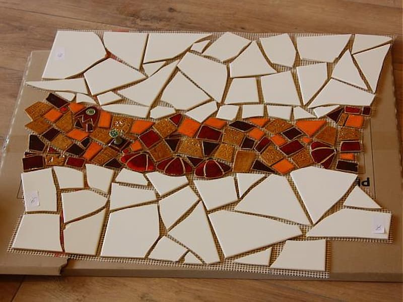 کاشی شکسته؛ طرحی زیبا گلدان ظروف سفالی مناسب دیوار tile