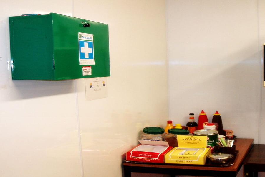 جعبه کمک های اولیه دیواری ونوس؛ فلزی پلاستیکی استریلیزه 80*70 سانتی متری