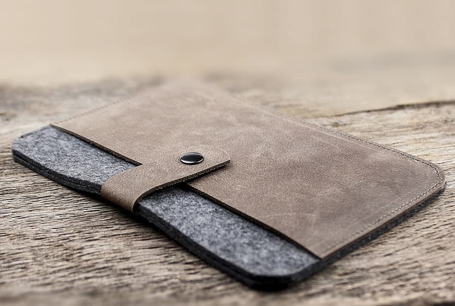 چرم طوسی؛ پرزدار ساده رنگ ثابت 3 کاربرد (کیف کفش کمربند)