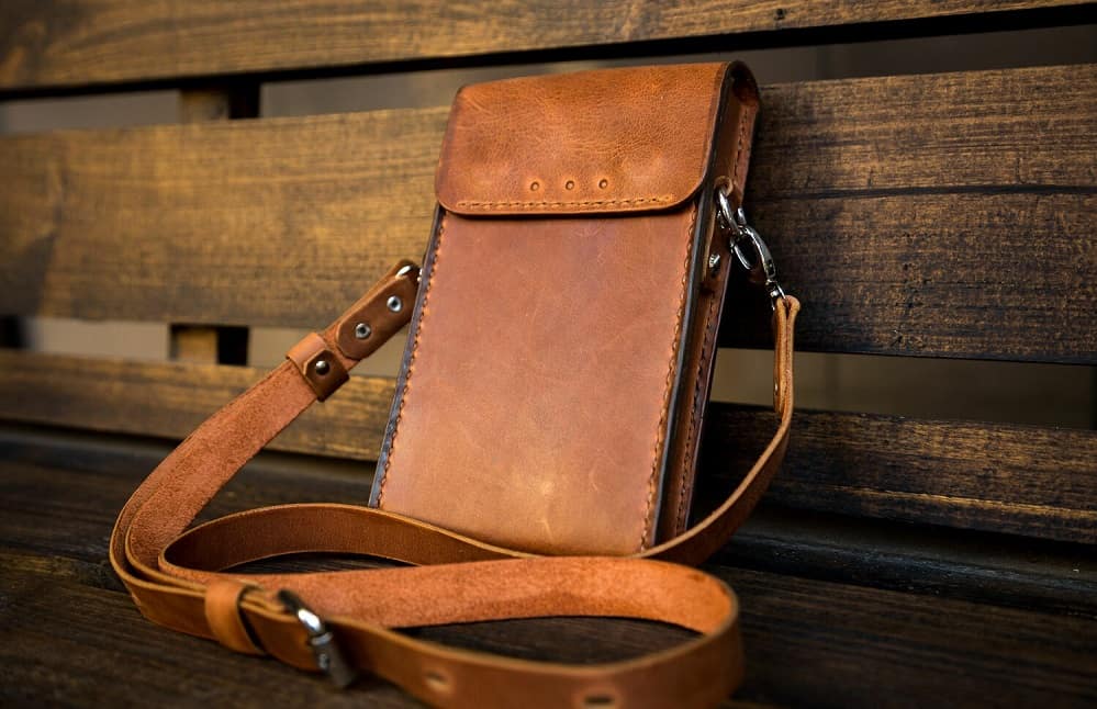 چرم غزال قم؛ رنگ گیاهی بوی مطبوع ماندگاری بالا (کفش کیف)