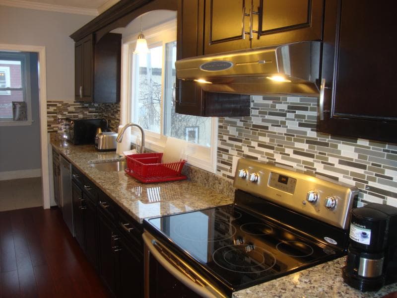 سنگ تزئینی آشپزخانه؛ مرمریت مالون 3 رنگ (سفید طلایی کرم)