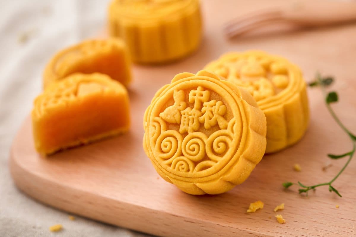 شیرینی کلمپه با مغز خرما (کلوچه) زعفرانی رژیمی 2 مدل گرد مربع