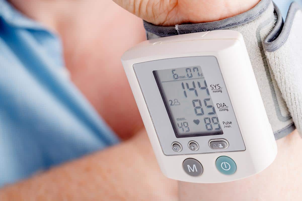 دستگاه فشار سنج خون بیورر؛ اندازه گیری بالا (سفید مشکی) تنظیم تپش قلب