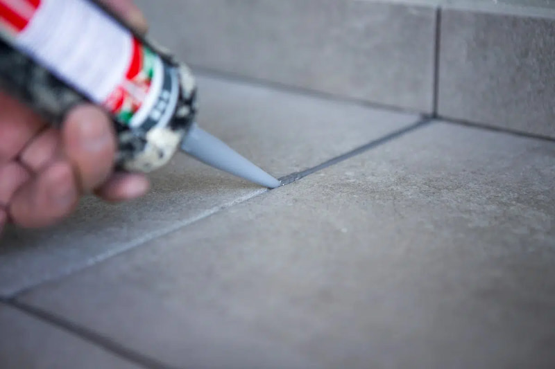 چسب بتن در کرمان؛ مایع شیرى مقاوم سازی اکریلیک Stuck