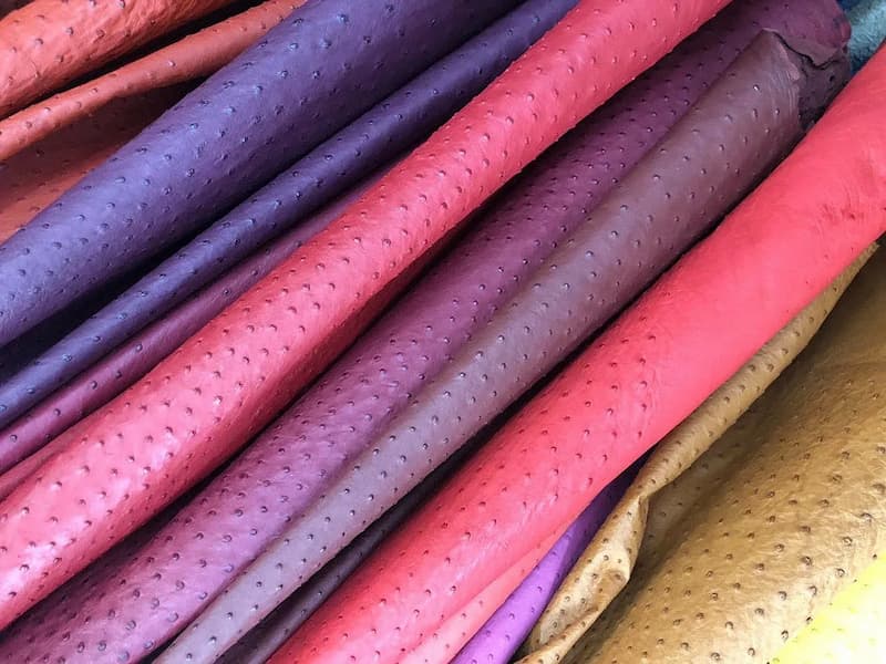 چرم شترمرغ اصفهان؛ لطیف ضخامت کم کاربرد (کیف پالتو چکمه)