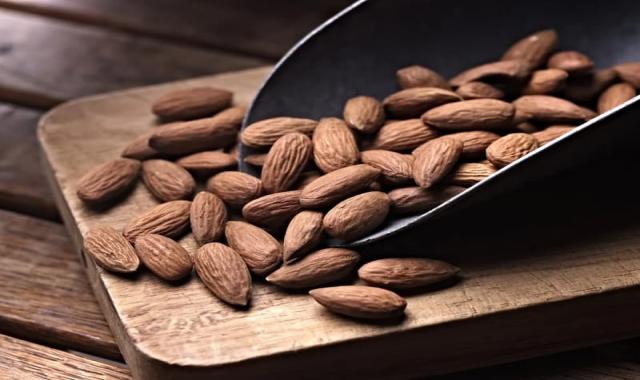 بادام درختی برای پروستات؛ درمان ناباروری 2 نوع خام تازه پروتئین ویتامین A