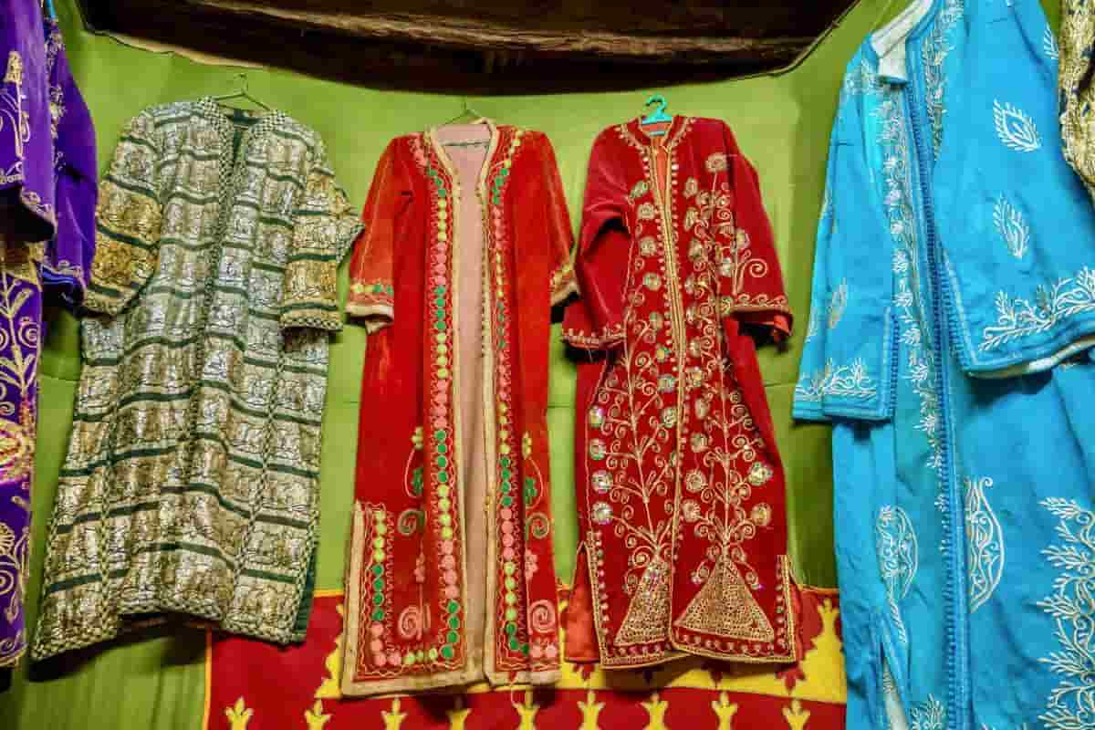 لباس بندری با گلابتون؛ ابریشمی حریر 3 رنگ (سبز قرمز سفید)