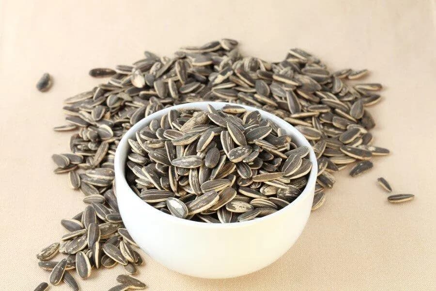 تخمه آفتابگردان برای یبوست؛ لیمویی نمکی 3 رنگ سفید سیاه ترکیبی