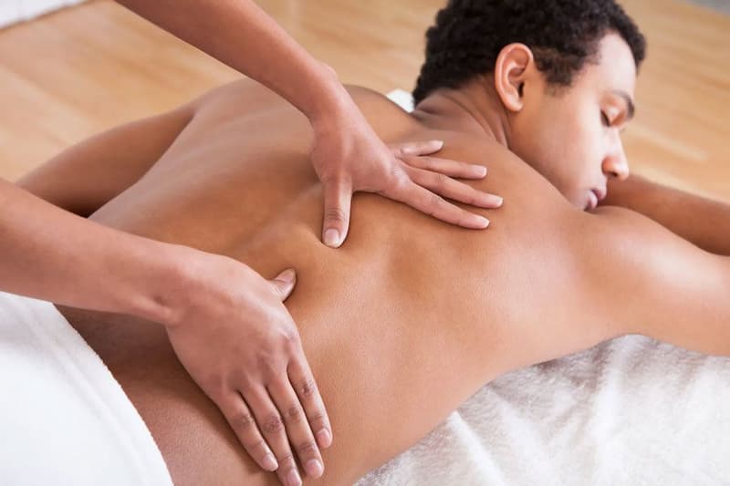 ماساژ درمانی طب سنتی؛ روغن گیاهی طبع (گرم) Massage therapy
